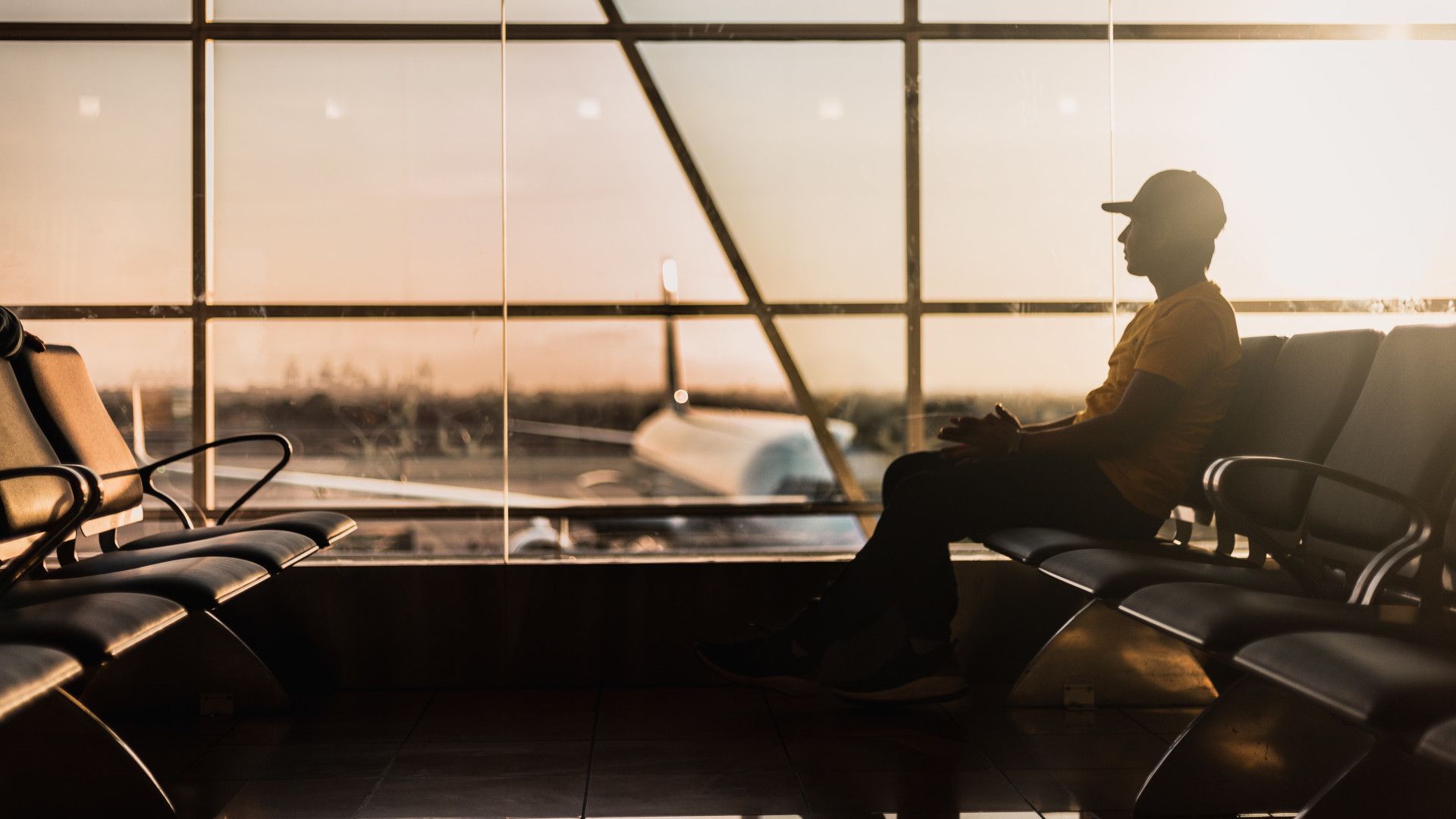 Un uomo aspetta il suo volo all’aeroporto.
